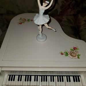 White grand piano music box